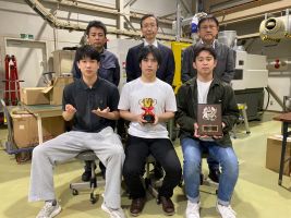受賞のトロフィー盾とともに 受賞のトロフィー盾とともに