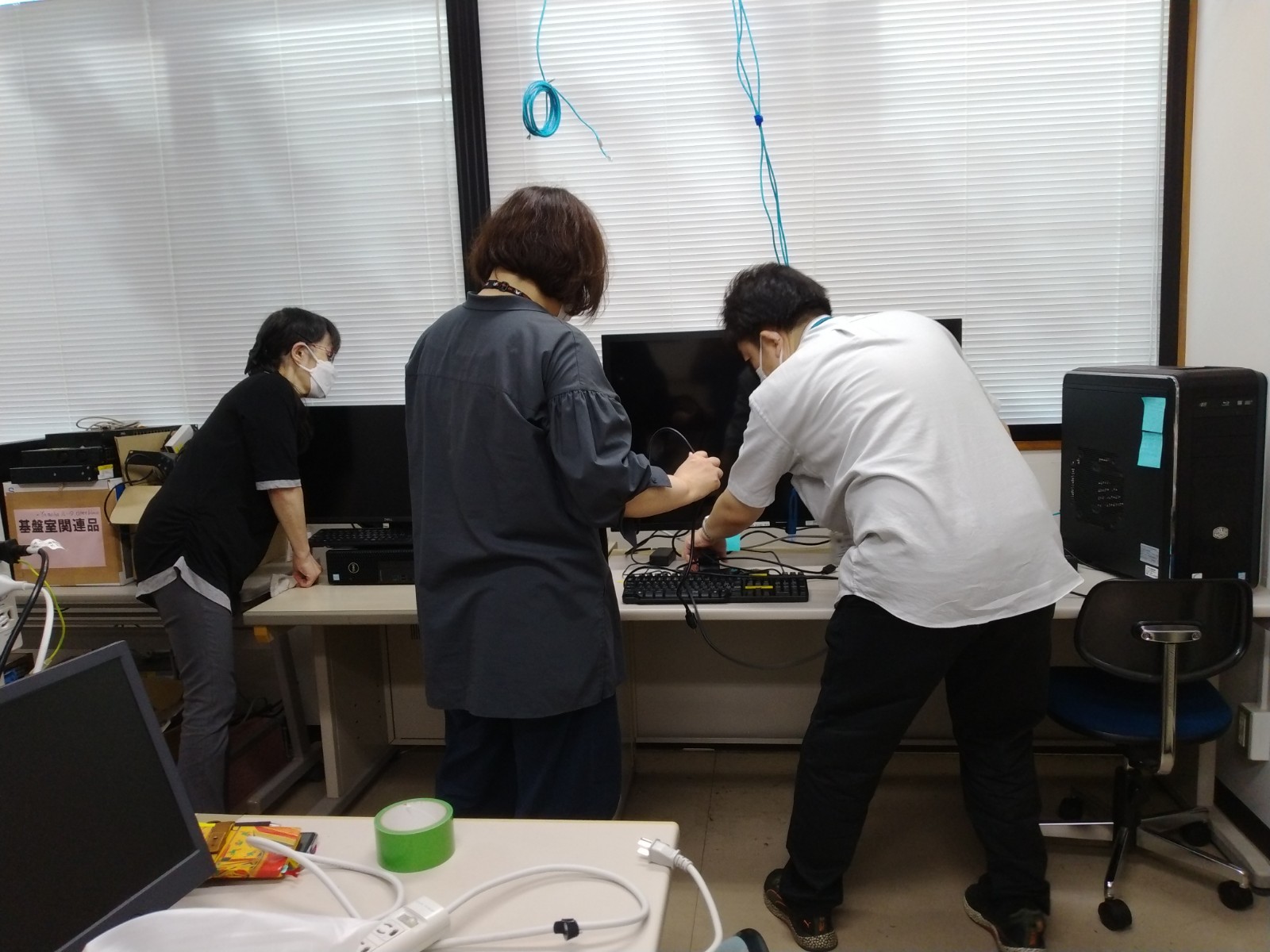 サーバ室移設作業の様子 サーバ室移設作業の様子