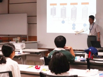 二瀬交流センター科学実験クラブ1の様子